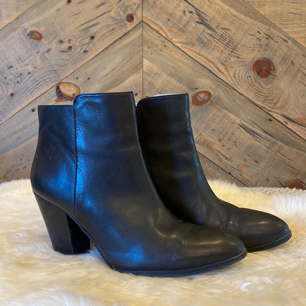 Adrienne Vittadini Booties 7.5